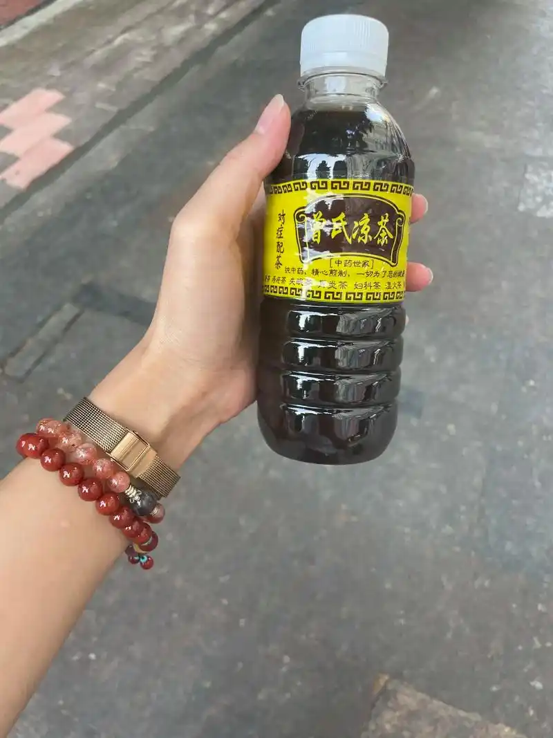 上火喝什么,当然喝癍痧啦(广东凉茶),一口气喝完那种,都不带 - 抖音