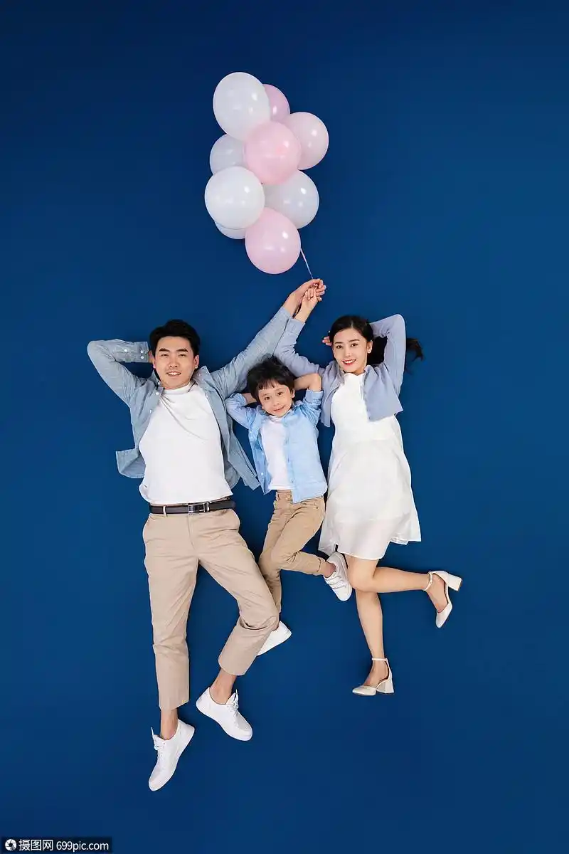 一家三口家庭出游创意俯拍亲子出行