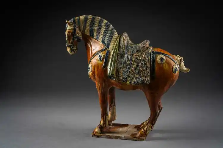 地:陶尺       寸:暂无尺寸馆藏单位:洛阳博物馆251文物研究唐三彩