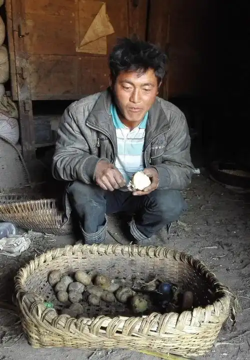 四川省大凉山区美姑县拉木阿觉乡的马依村村民尔日曲吉在破旧的份屋