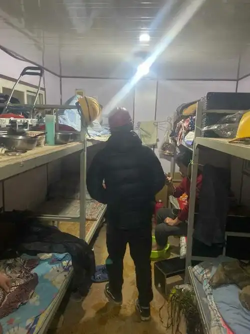 工人宿舍一切正常 无私搭乱接 地面无烟头