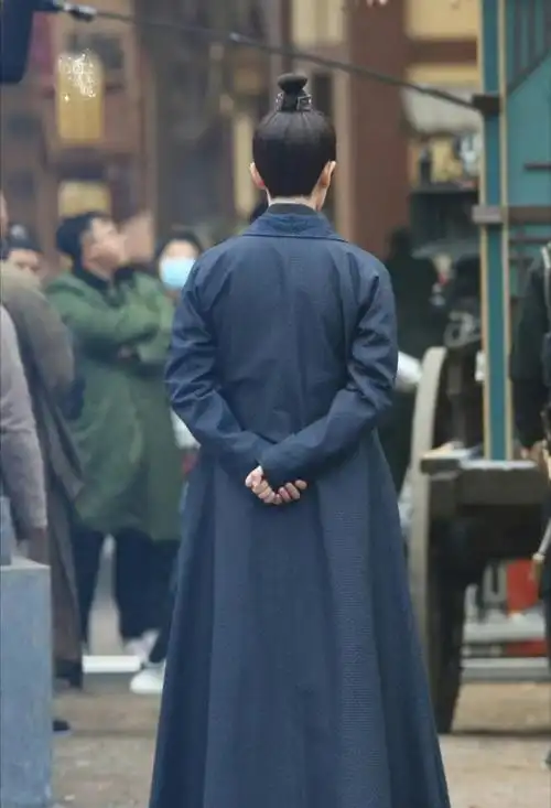 任嘉伦古装背影照##任嘉伦横店古装飘雪照
