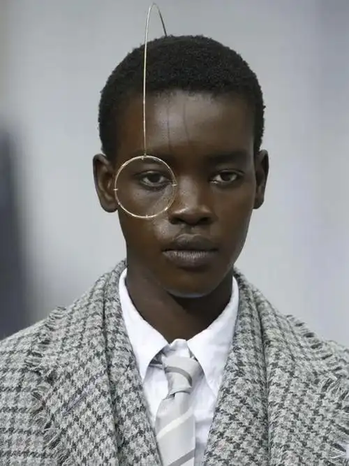 那种魅惑十足的帅气感,需要将单片眼镜牢牢"焊"在脸上