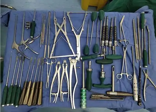 (骨科医生们的手术器械)骨科手术往往持续时间比较长,据李锐医师介绍