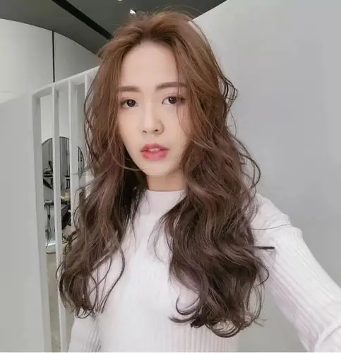 非常相衬,清新又不失时尚感,微微卷发造型看起来更有邻家女孩的味道