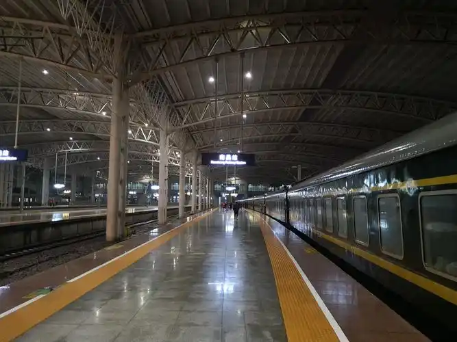 夜幕下的南昌站