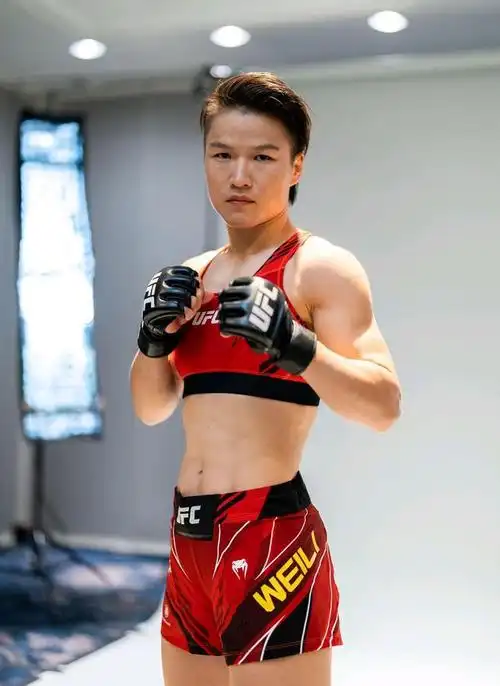 张伟丽自从击败安德拉德首夺ufc女子草量级金腰带后,这个级别的冠军