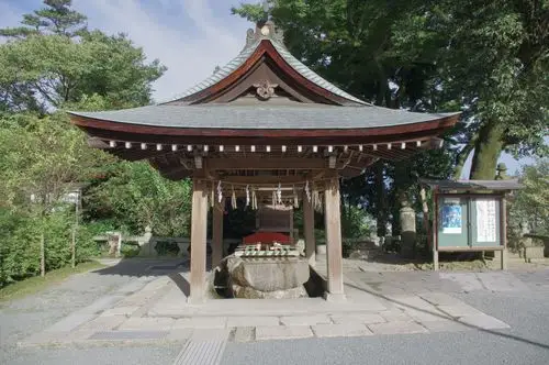 爬到山顶后  为游客倍的喝泉水的凉亭 br />