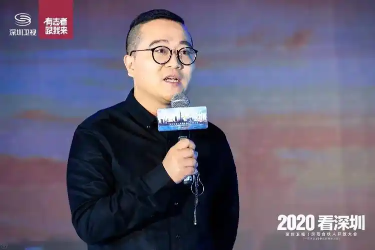 (图:深圳卫视制片人黄鹤介绍《知识春晚》,《周六问爸爸》,《起舞吧!