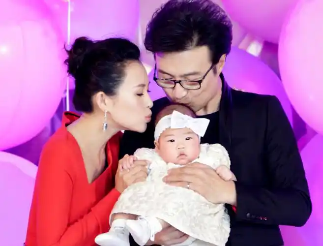 章子怡去年十月公布二胎喜讯,葛荟婕隔数月发声,称不想蹭热度