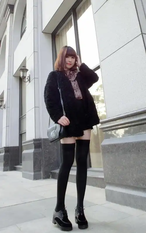 英伦学院风的小单鞋,搭配过膝袜,显腿长很可爱,喜欢呢~@搭配小秘书