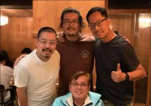 钟镇涛与谭咏麟聚餐合影,兄弟美丽得当显年轻,体态面貌似壮年_工作