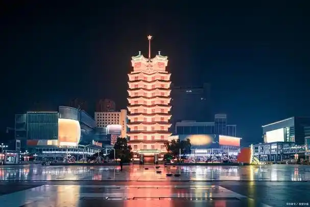 二七纪念塔,位于郑州市二七区钱塘路中段82号,是郑州的地标性建筑之一