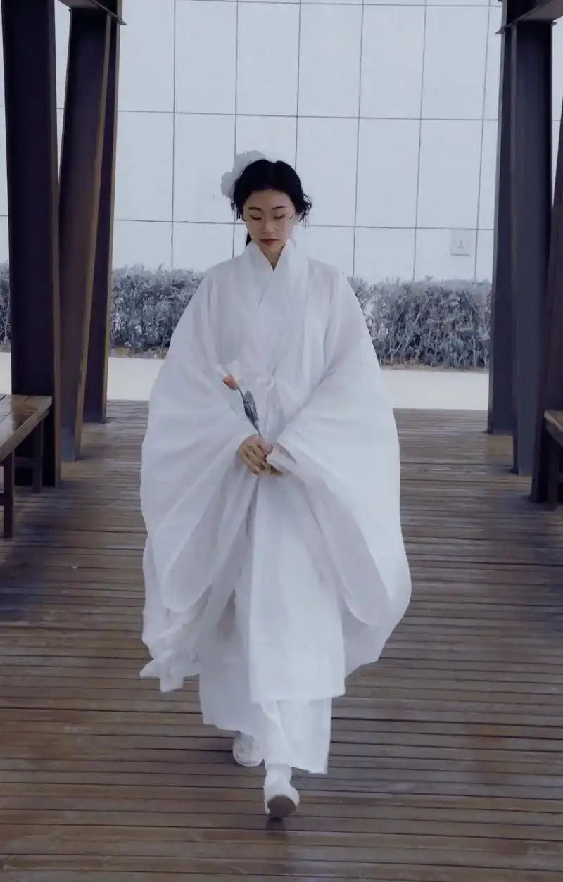 浪漫的不是玫瑰,是拿着玫瑰向我而来的你  摄影@桃花岛主   - 抖音