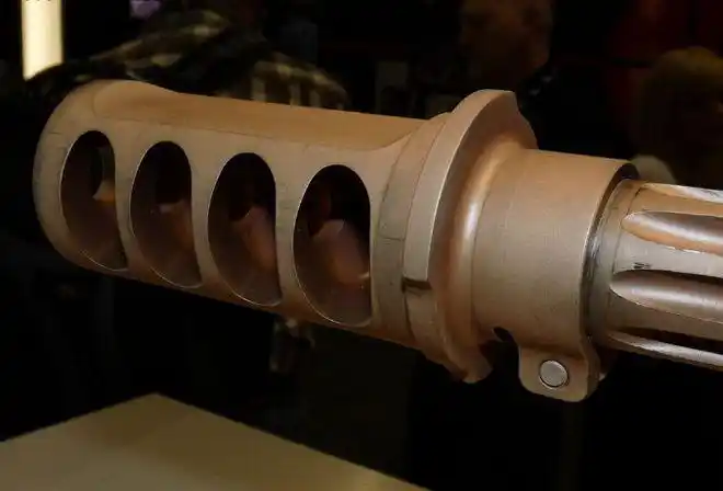 8公斤),这主要得益于轻型材料的应用,例如枪口制退器和枪管上的一个u