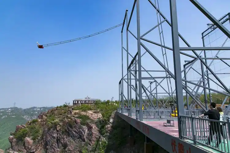 380米世界上最高悬空秋千在河南伏羲山这个画面看着腿软