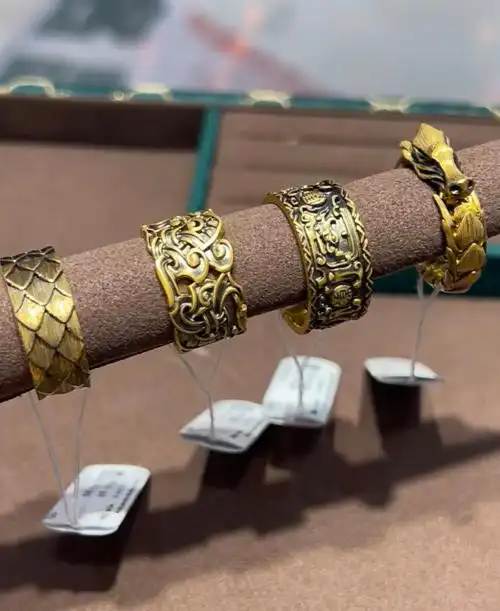 周生生黑金戒指