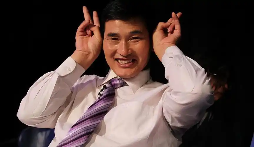 俗话说"草窝里也能飞出金凤凰",大衣哥朱之文无疑是个最经典的例子. -