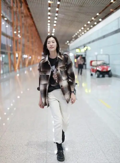 大表姐刘雯日常穿搭展现超模气场,学会3大法则,你也能如此吸睛