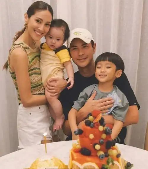 陈凯琳在儿子面前亲吻老公为其庆生 郑嘉颖搭着岳父肩膀开心合影