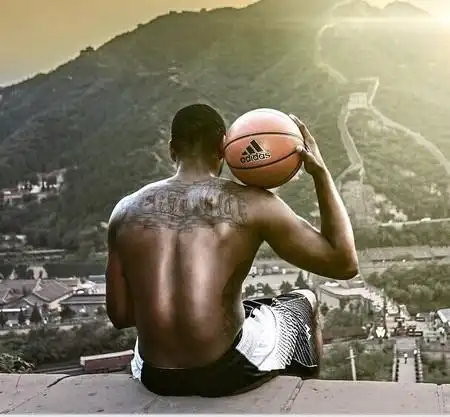 [流言板]沃尔在长城上面秀长城纹身