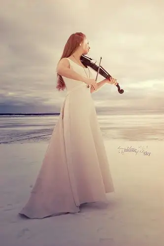 拉小提琴的美女