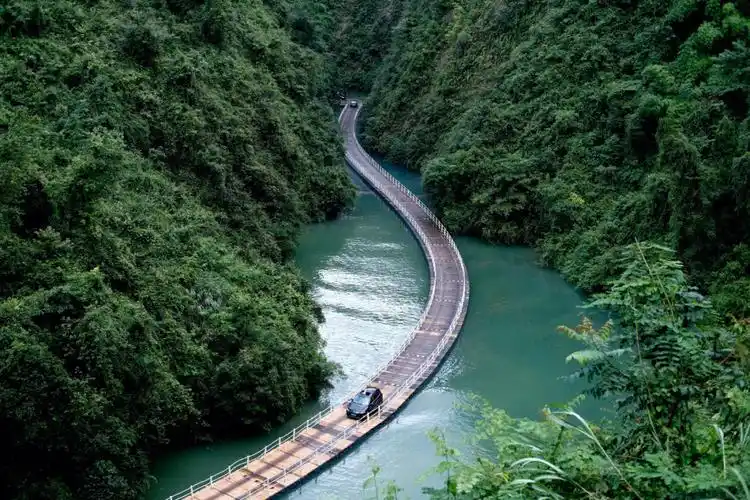 今天偶然翻到了相机里的照片整理了一下发出来,湖北恩施狮子关还是很