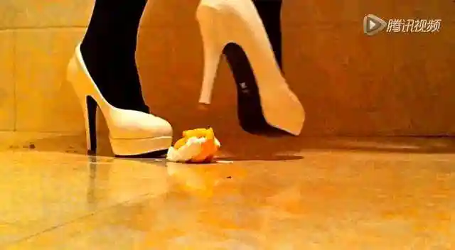 高跟鞋踩面包_腾讯视频