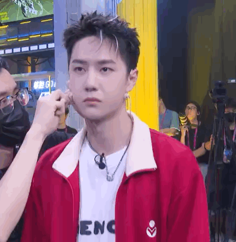 王一博跟布布比心打招呼被选手夸好看笑得小奶膘飞起