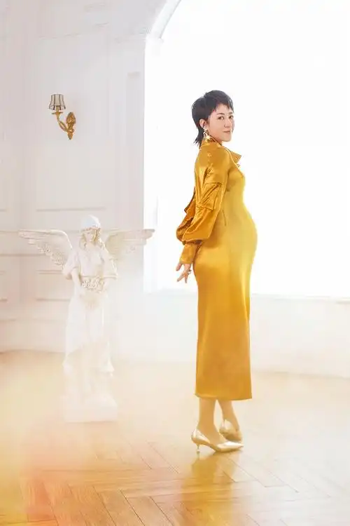 12月1日在社交平台公布怀孕喜讯,如今孕肚明显的马丽拍摄写真美貌依旧