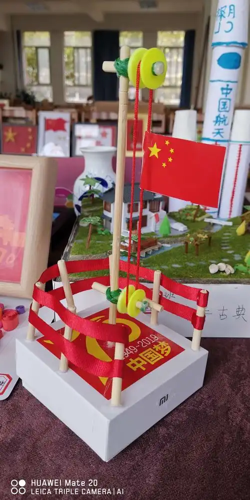 展手工创意作品,表学子爱国之情