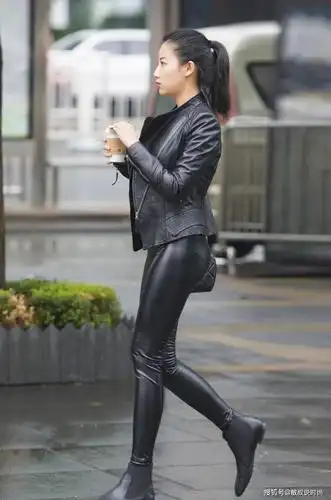 原创皮夹克皮裤皮靴姐姐这身打扮像是去拍电影吧