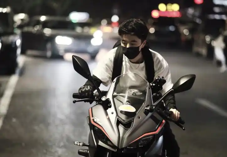 两个轮子不比四个轮子帅吗机车男孩的日常