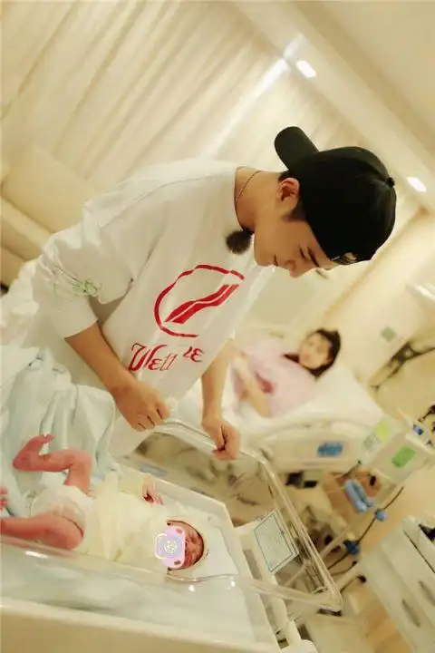 姜潮麦迪娜一家产房合照曝光 环抱儿子母爱十足