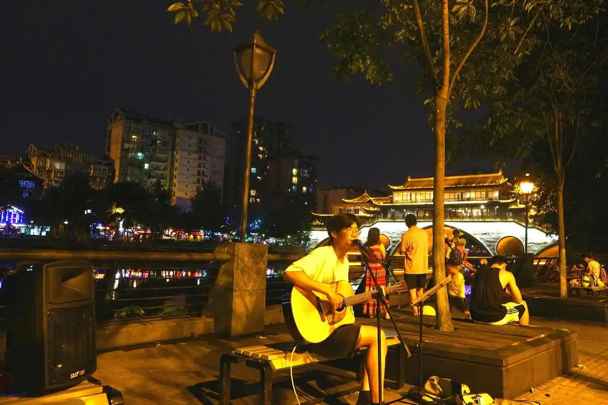 夜色里的成都九眼桥酒吧街,迷醉在灯火阑珊处