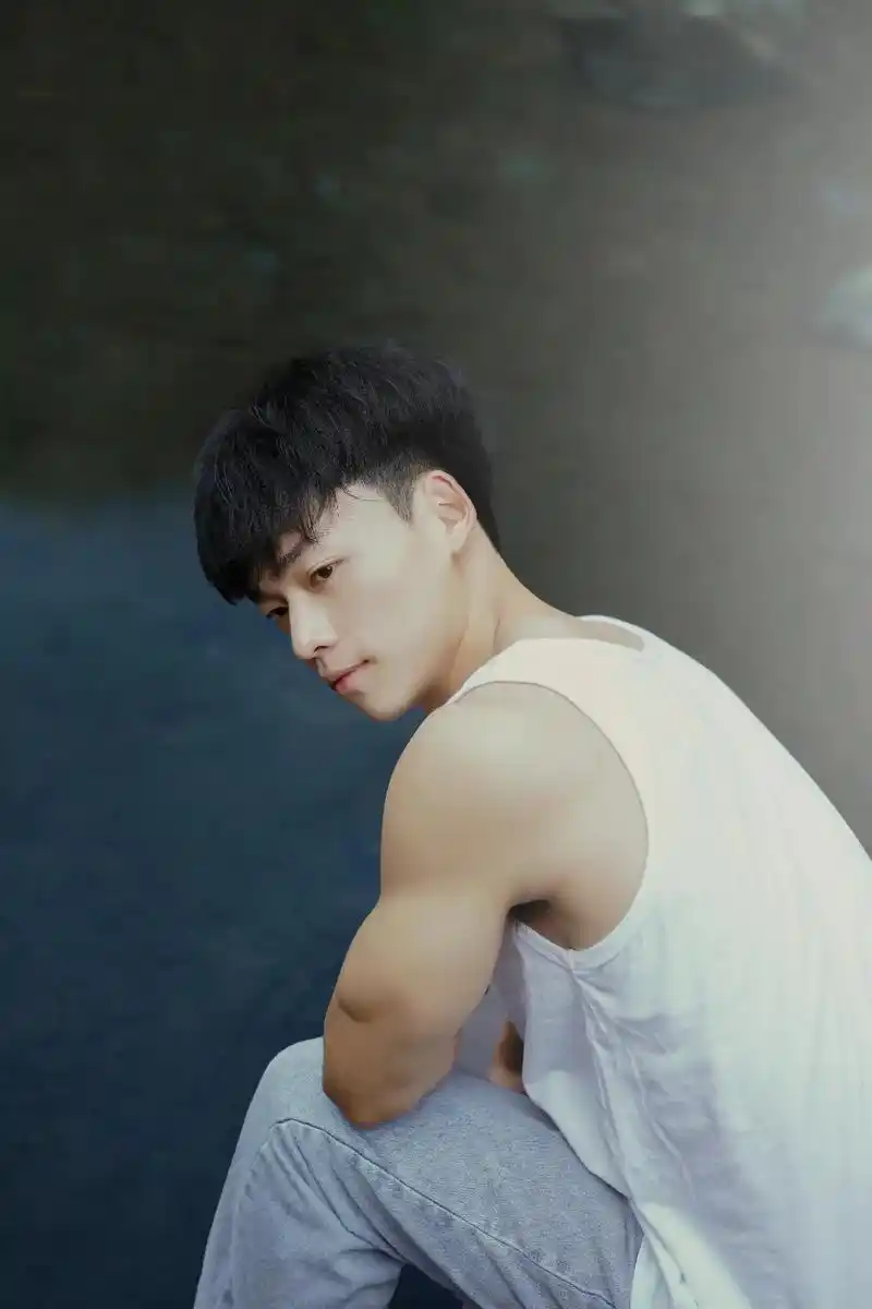 体育生 #腹肌 #体育生#男生写真@wjd  - 抖音