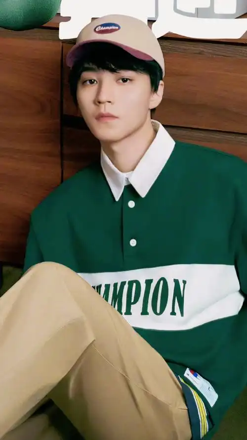 王俊凯夏季穿搭