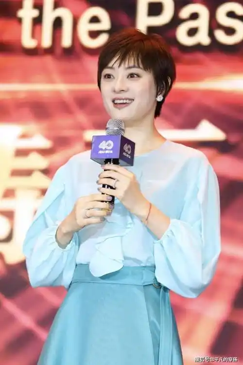 原创孙俪短发造型真高级穿灯笼袖衬衫配半身裙亮相美得清新脱俗