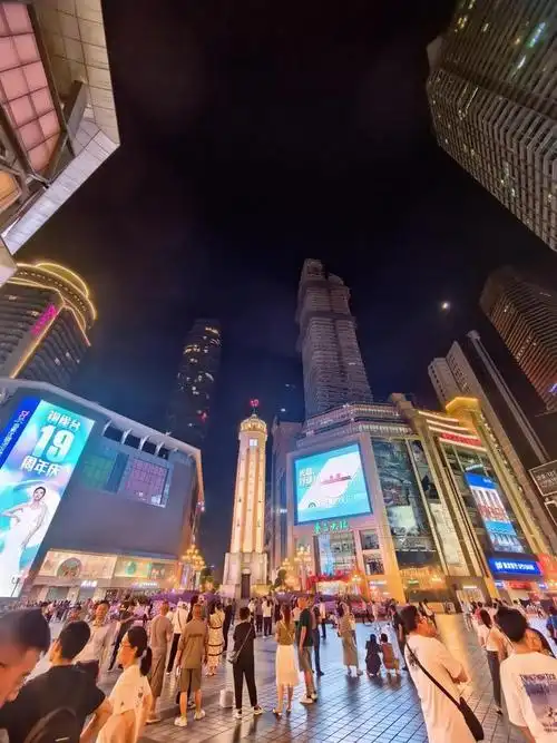 到了重庆解放路步行街,感觉就像到了香港,当地人也是这么说的