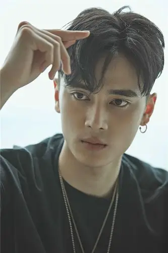 今日,演员高旻睿曝光了一组全新写真大片.