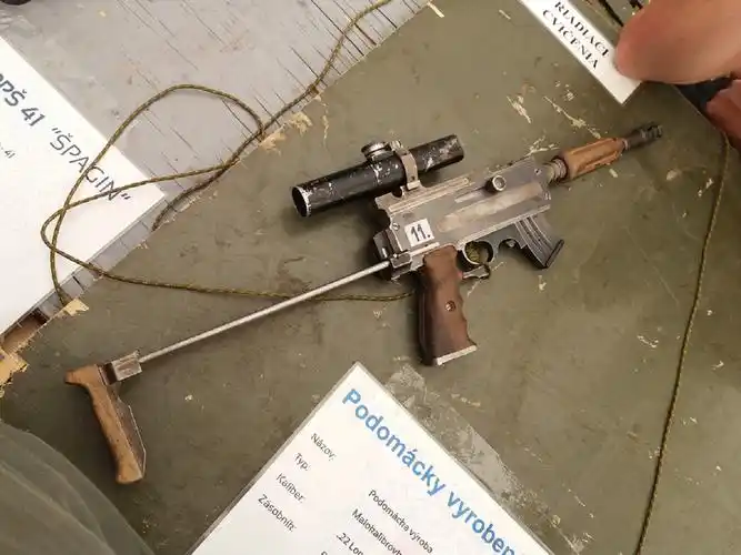 22步枪,除去瞄准镜和弹匣等少数零部件外其余部件均为自制