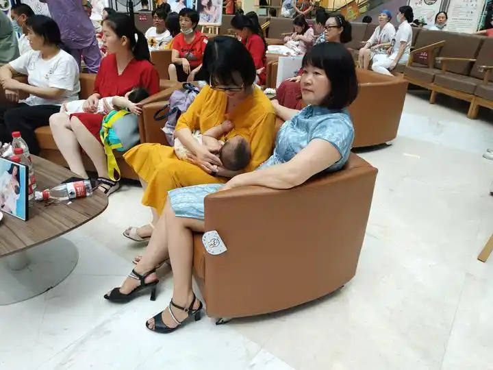 母爱到底有多伟大今天这场与众不同的母乳快闪告诉你答案