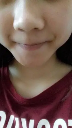 如果说嘴角下方的叫梨涡,脸颊两旁的叫酒窝,那嘴角左上角右上角是什么