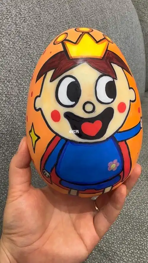 幼儿园元旦活动班级小朋友走秀手捧自己画的蛋蛋真的太费妈