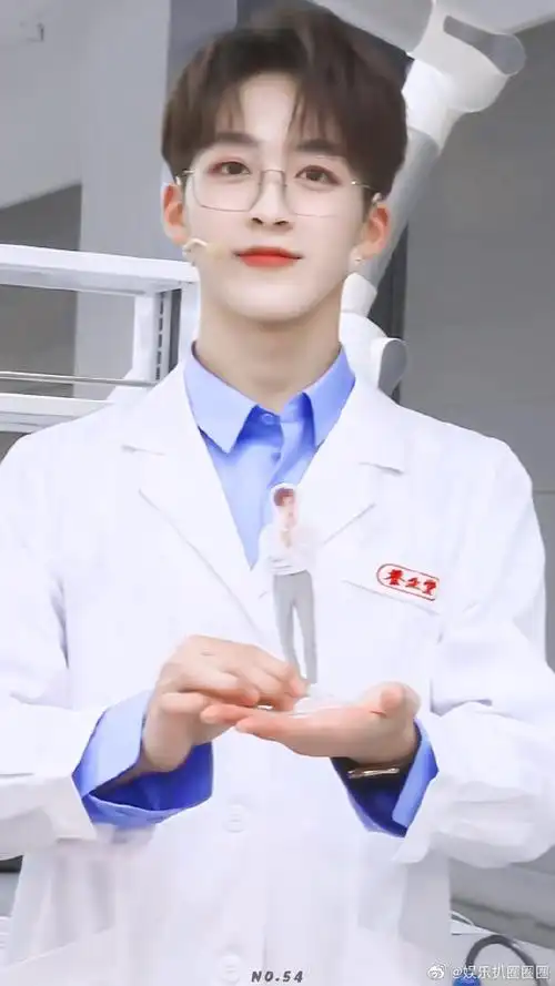 爱豆眼镜图鉴#何洛洛眼镜杀小合集~各种类型的眼镜,只要戴在洛碌哪