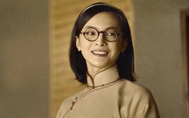 在《觉醒年代》这部电视剧中,易群先作为何孟雄的爱人,其个性独特鲜活