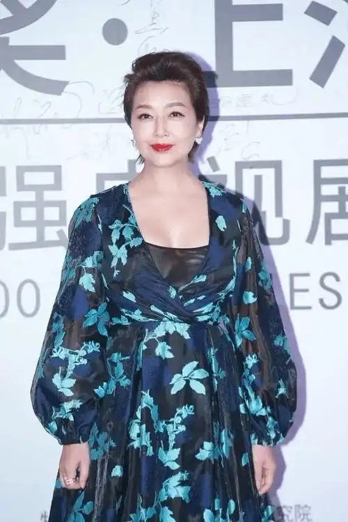 江珊越老越惊艳一袭蓝色连衣裙自带高贵感53岁福气满满