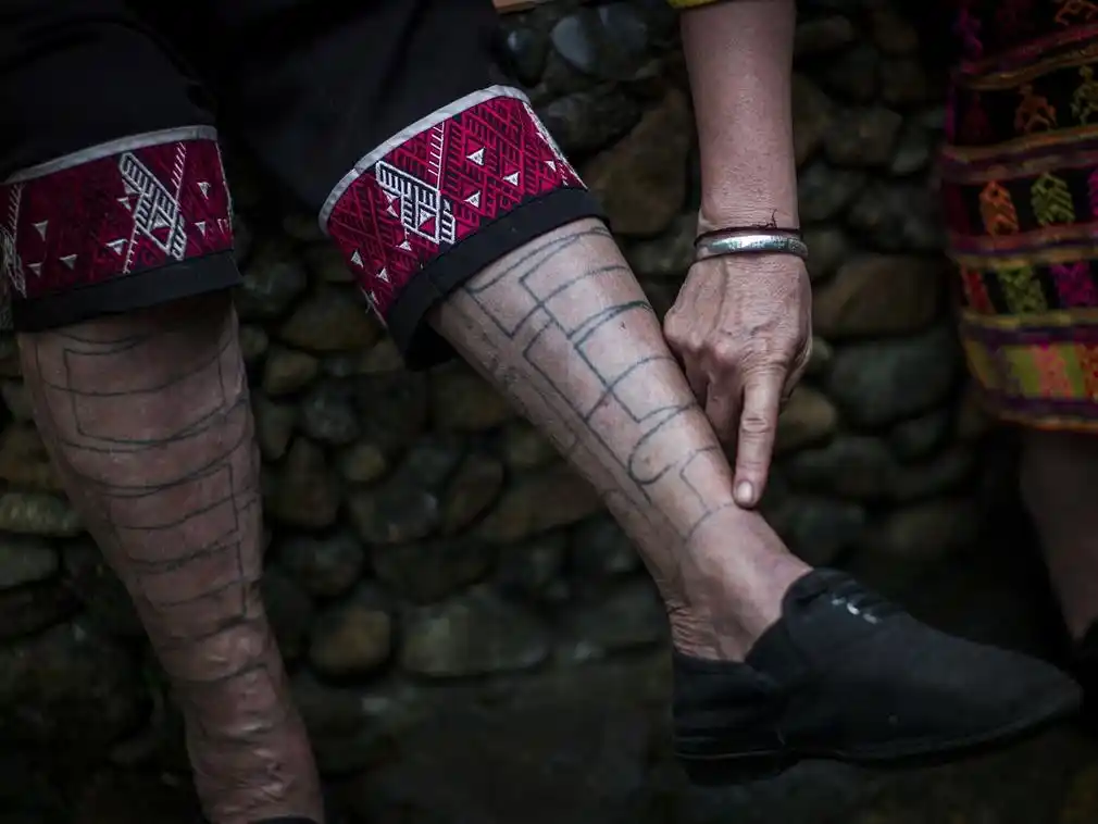 云南这支少数民族,村寨老人全身文身,连脸都不放过