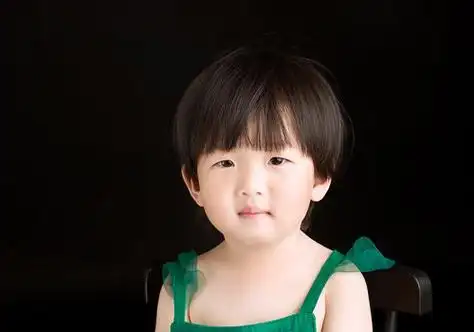 3岁小女孩有点小胖哟,肉呼呼的小脸圆滚滚的身材,一头短发柔顺极了