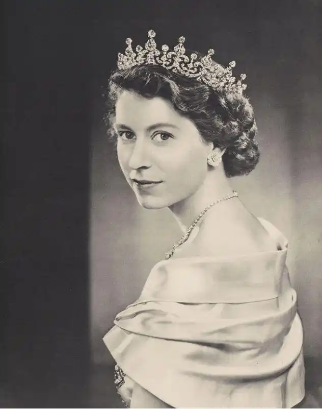 英国女王年轻时有多漂亮看这些照片就懂了丈夫不准她独自出门